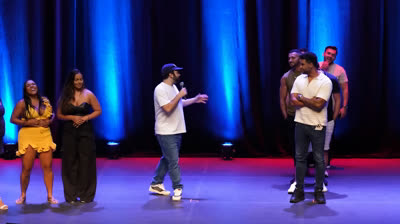 3 mulheres solteiras, 5 solteiros no palco - chama o bombeiro